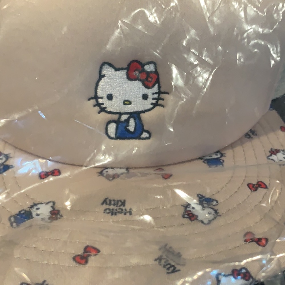 Hello Kitty hat - Picture 3 of 3